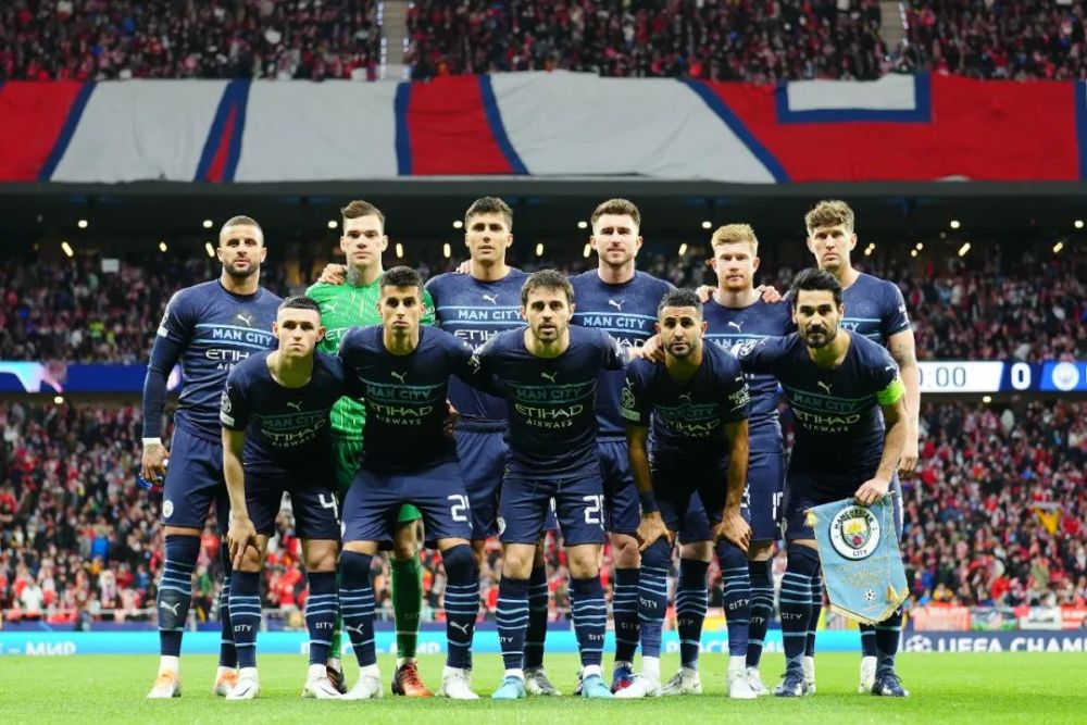 曼联本赛季在劫富济贫中表现突出，对阵强队全胜，但中下游球队难求一胜，有望争夺欧冠资格。