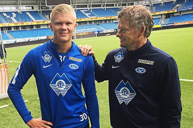 女子在冰面上奔跑拍照，突然冰面破裂女子坠入湖中！