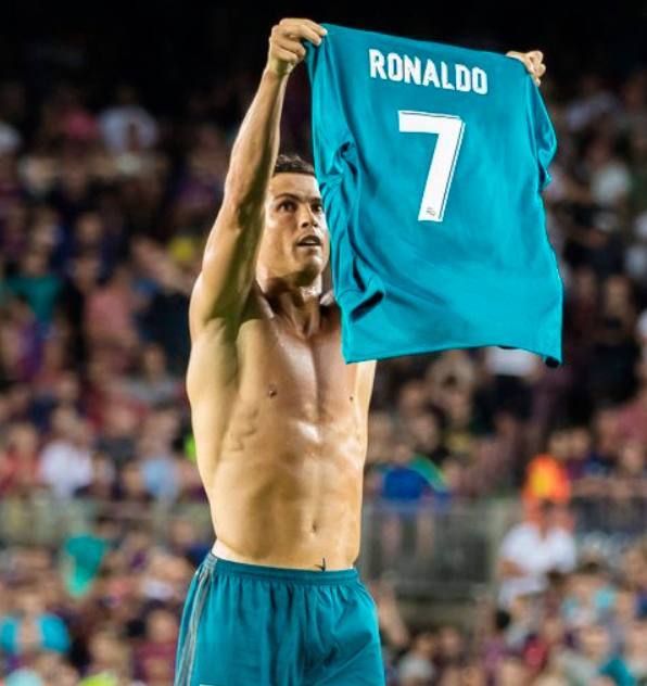 欧冠半场：里奥斯乱战破门，本菲卡暂1-0那不勒斯（欧冠半场：里奥斯混战建功，本菲卡暂以1-0领先那不勒斯）